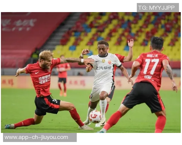 贵州队与恒大队的激烈射门对决引发球迷热议与期待